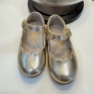 L’amour gold scalloped Maryjane’s size 7